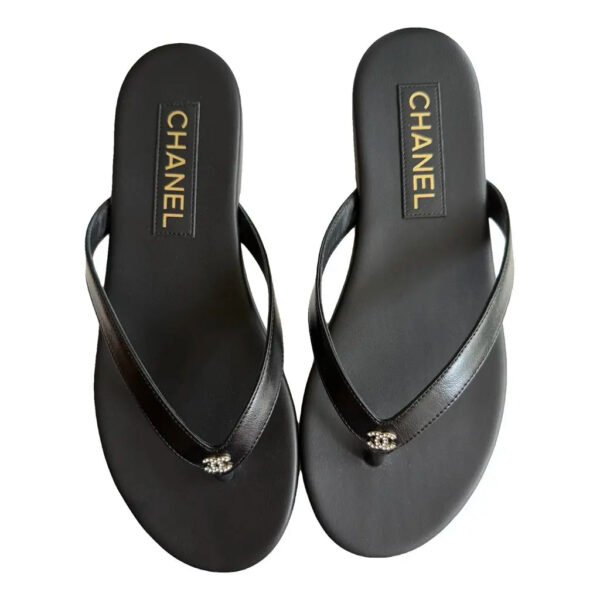 CC16B2FF-5B81-3B41-4842-F09668EF1F58.jpg Chanel Women's Logo 25ss CC Leather Flip Flops