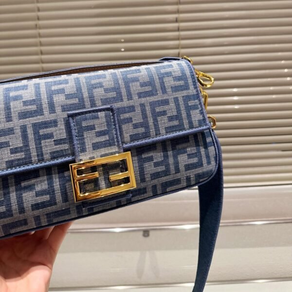 CC5B90D5-EDCB-6349-92D4-53563EF97517.jpg Fendi Baguette Medium