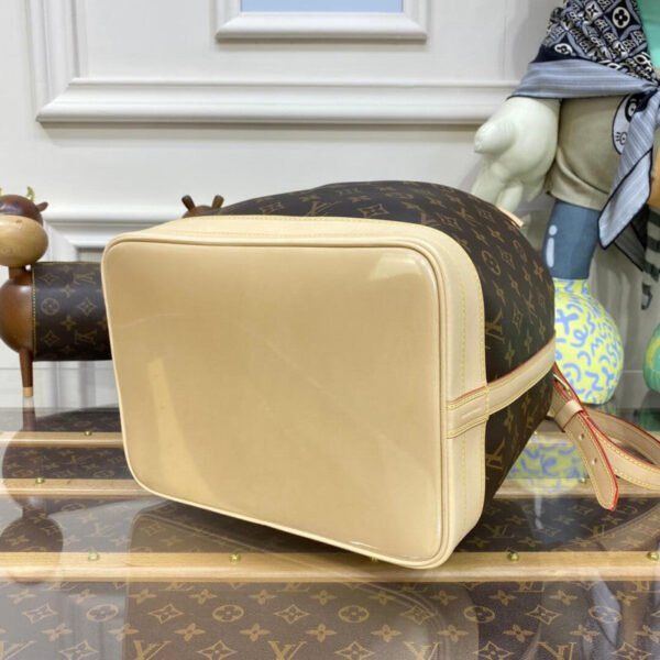 Louis Vuitton No&eacute; M42224