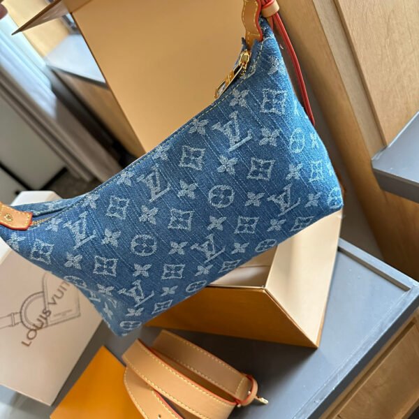 D0D93EA3-5445-2A74-1BA8-F77EC87B57E7.jpg Hills Pochette