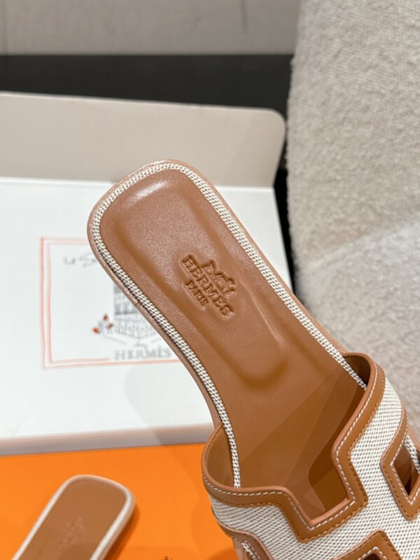 D159D88A-2B0F-2A2D-C607-E229CFC2C832.jpg Hermes Women's Oran Sandal