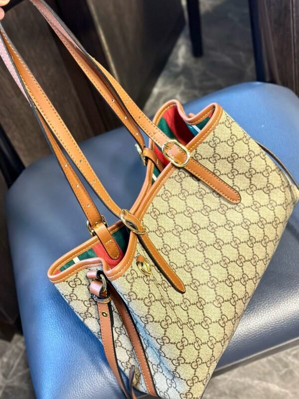 D2D1921A-E0D9-AE0C-D799-E20ADEE921B1.jpg GUCCI GG Emblem medium tote bag