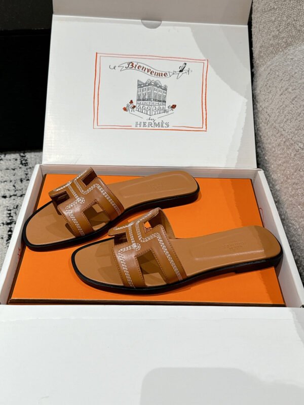 D78AD65A-092A-1C62-7E83-7F7064CD637A.jpg Hermes Women's Oran Sandal