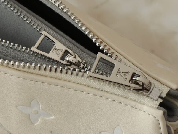 D98A6FF1-C722-E2F7-3867-909D56420A6E.jpg Louis Vuitton M11986 Coussin PM