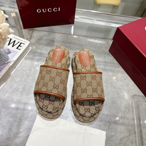 DABDFAEC-88D6-9673-EEBD-98731CE98D79.jpg GUCCI Women's Platform Slide Sandal