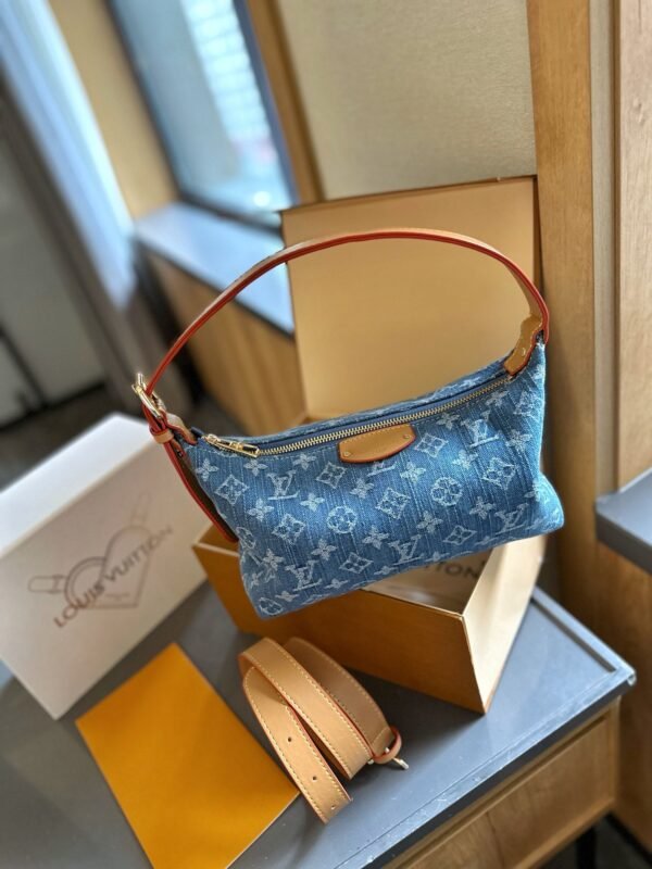 DD080527-5D98-55D2-8746-1D4E49B88E14.jpg Hills Pochette