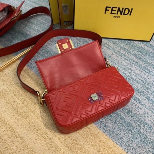 DE315FCF-831E-F6C3-29EC-04776EB571F9.jpg Fendi baguette Bag