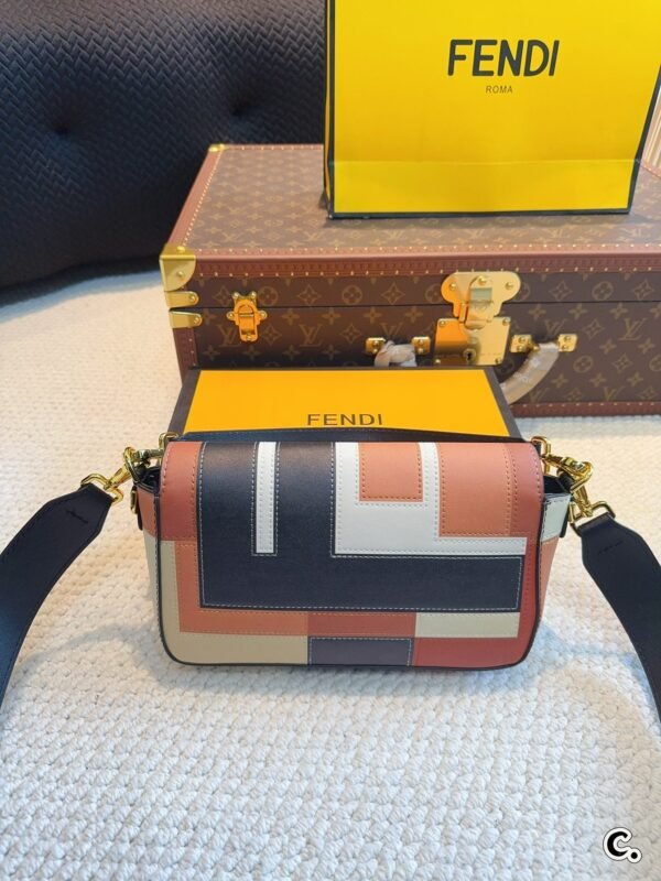 Fendi Baguette Medium - Pink