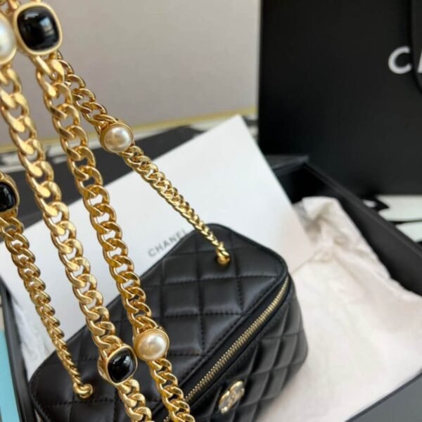 DF5516AB-ECFE-DC50-C036-D87379DAFCF2.jpg Chanel Vanity with Chain AP2937
