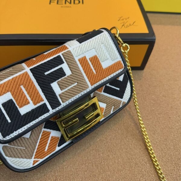 DFD2793C-DD6A-A7F3-4896-EE2888C52EC0.jpg Fendi Baguette Mini