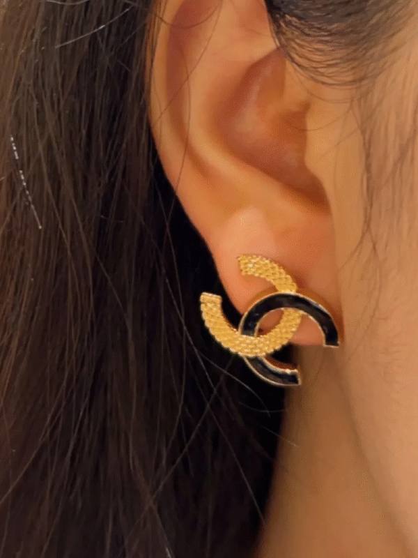 E7067123-E334-1C67-3767-424E82E2C2B4.png CCE444 CC Black enamel gold embossed stud earrings