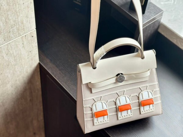 E7982469-C793-D9F2-8F48-40721CB7A8BE_c4a1d70f-f815-433f-a7cb-40d29ff8876c.jpg Kelly 22 Bag - Black