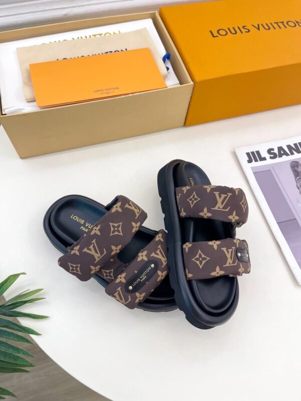 E94BC2C4-ABF8-6A38-B920-4E2AB354B4B8.jpg Louis Vuitton Unisex Pool Pillow Comfort Sandal