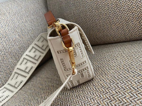 EA7BE124-F407-F652-C543-0244BA5AC746.jpg Fendi Baguette Bag