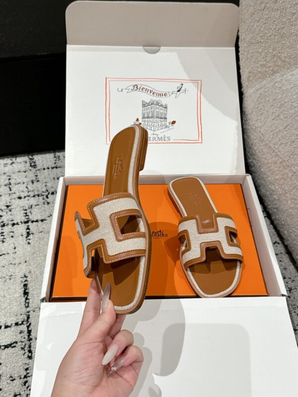 EAEA2599-EEEC-A61A-C16F-188E9E5E3CEF.jpg Hermes Women's Oran Sandal