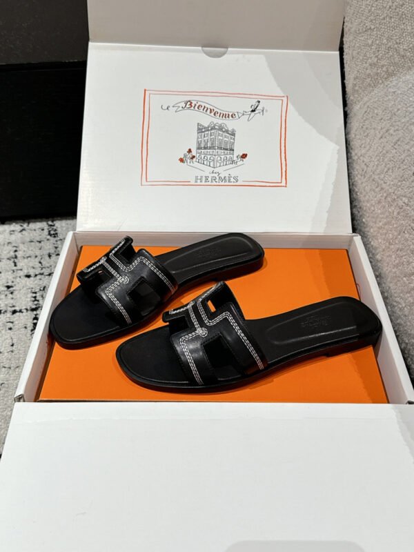 EB08EF0D-3F35-1418-3ADE-4BFC131548F1.jpg Hermes Women's Oran Sandal