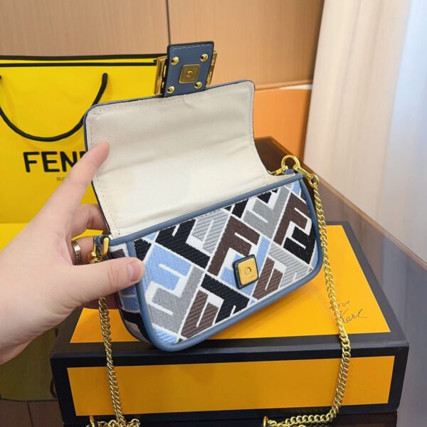 EC4EB094-DA36-6D36-0A64-69A11EDCE281.jpg Fendi Baguette Mini