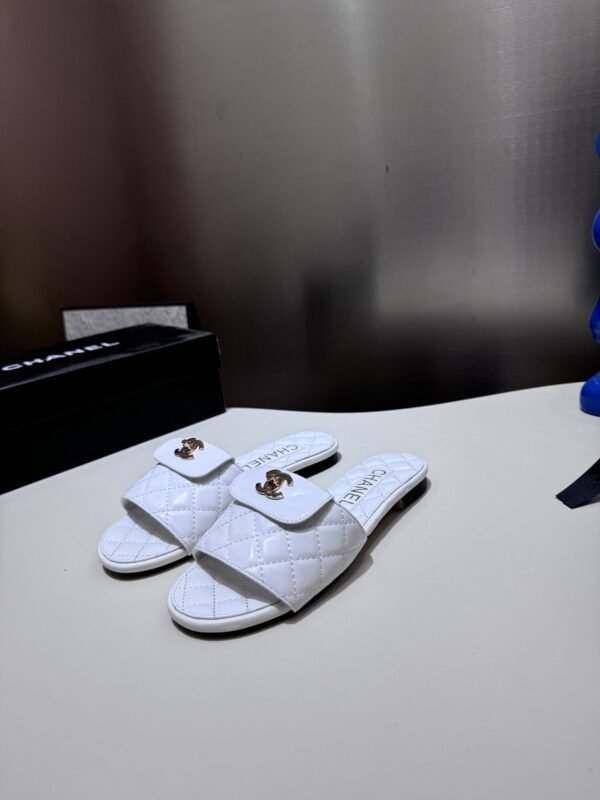 F14969F0-A668-C8CE-0664-11154420B196.jpg Chanel Women's Logo 25ss CC Sandal