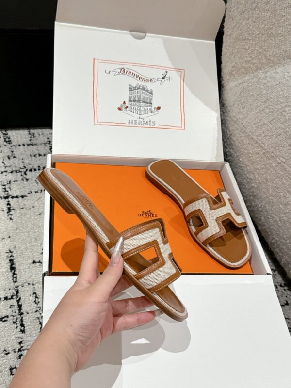 F16AD90A-6F67-8C68-D6F5-7435C52CB823.jpg Hermes Women's Oran Sandal