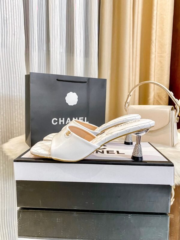 F272B53D-FC22-5C5C-D797-96C110A159AC.jpg Chanel Women's Logo 25ss CC Sandal