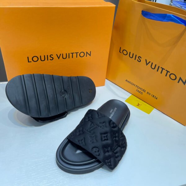 F3ED4F47-6D30-94A3-6E90-366AFC54B454.jpg Louis Vuitton Unisex Pool Pillow Comfort Sandal