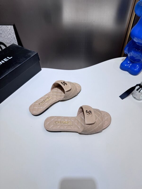 F5CA1FAF-EFD6-D6DB-EC99-06B44D4B41BA.jpg Chanel Women's Logo 25ss CC Sandal