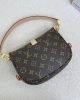 F6C614AC-C9D8-06E3-C879-FEFE2A8C2EAB.jpg Louis Vuitton M46740 Saumur BB