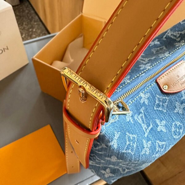 F7AA6ABC-DA23-FE70-5CD4-7EA80E3E3C98.jpg Hills Pochette