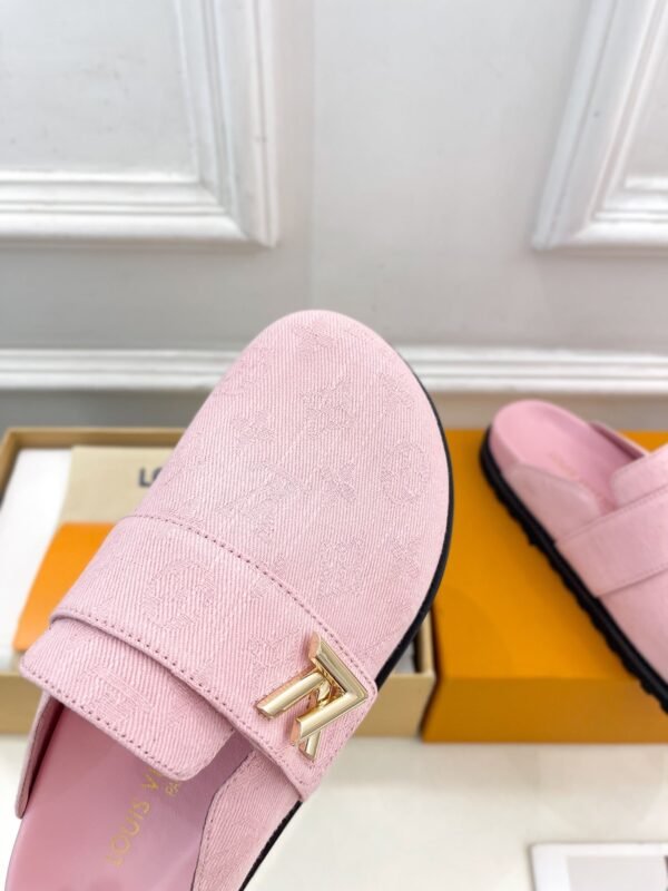 FB74D913-8473-8AF3-42CD-87DD11995EF8.jpg Louis Vuitton Unisex Pool Pillow Comfort Sandal