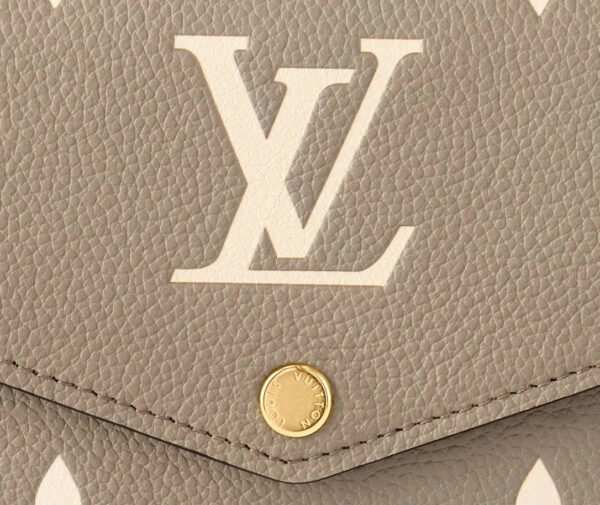 FC0B63A4-AD9C-FC99-3080-A7085F2DCFEF.jpg Sarah Wallet M81049