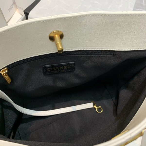 FE1577EA-2029-9039-61AF-FC79E014188A.jpg CHANEL Small Shopping Bag