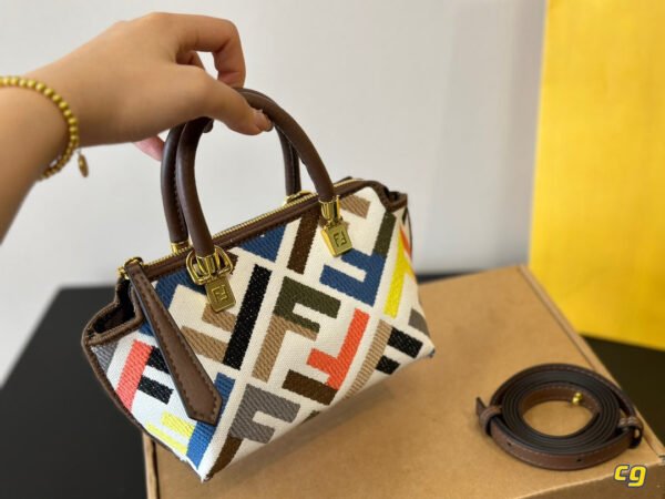 FE47B74C-0BD9-BE20-9AB8-E628B241503F.jpg Fendi By The Way Mini