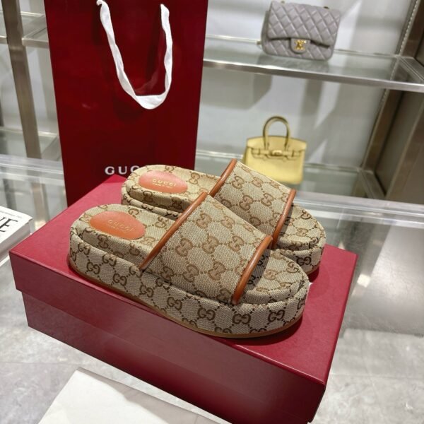 FEDA6F2E-F2F9-0113-1FB0-D7DE8CA7EC23.jpg GUCCI Women's Platform Slide Sandal