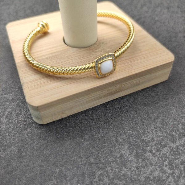 FF42C399-9083-D06C-C0AE-9CB5CF20807F.jpg Cable Classics Bracelet with White Agate and Diamonds 18K Yellow Gold 4mm