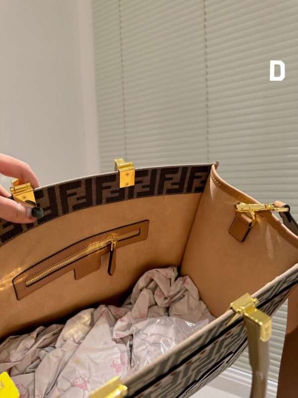 FFF92B6A-A9EA-6749-B401-9AC6C8E3724B.jpg Fendi Sunshine Medium